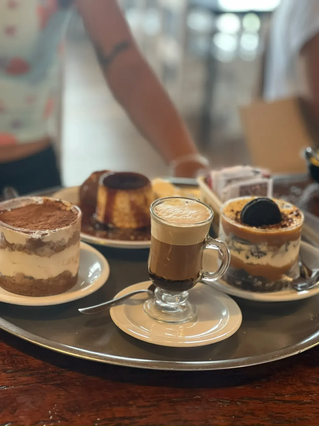 Tiramisú, flan y café en una bandeja del Restó