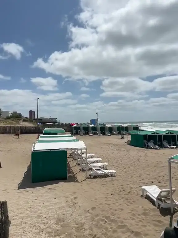 Panorámica de las carpas verdes del balneario